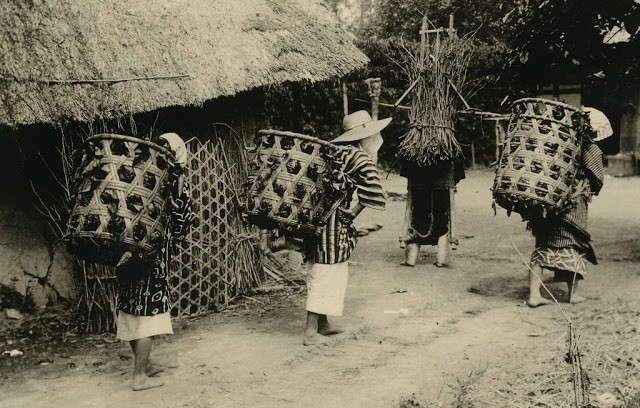  Nhật Bản bình yên những năm 1910 - 1930 hiện lên vô cùng bình dị, gần gũi. Trong ảnh là những người nông dân Nhật Bản đeo những chiếc gùi lớn đi làm nông nghiệp.